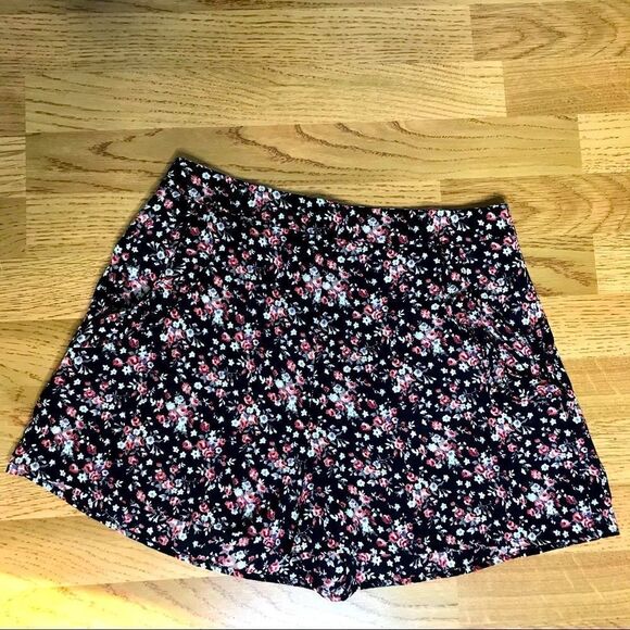 Adorable Lightweight Dressy Shorts by Soprano - Picture 1 of 11